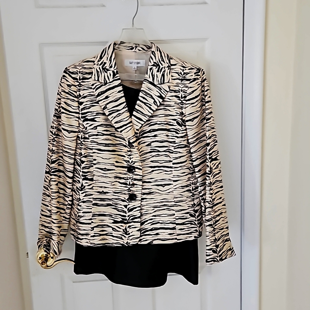 Suit Studio Elegant  2 piece skirt suit size 14 ladies